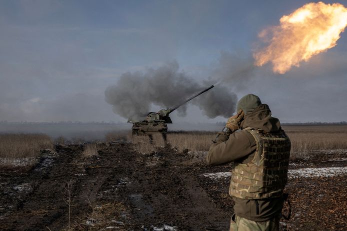 Un soldato ucraino spara con un obice contro le truppe russe vicino a Bachmut.