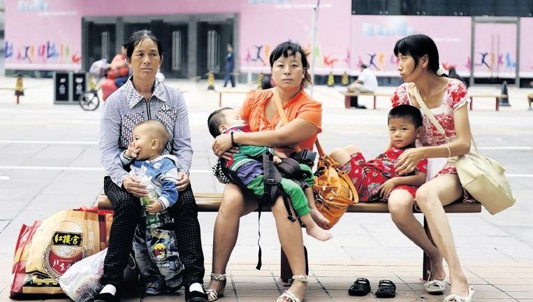 Chinese moeders met hun enig kind. Dat moet straks de oudedagvoorziening bekostigen voor twee ouders en vier grootouders. Beeld afp