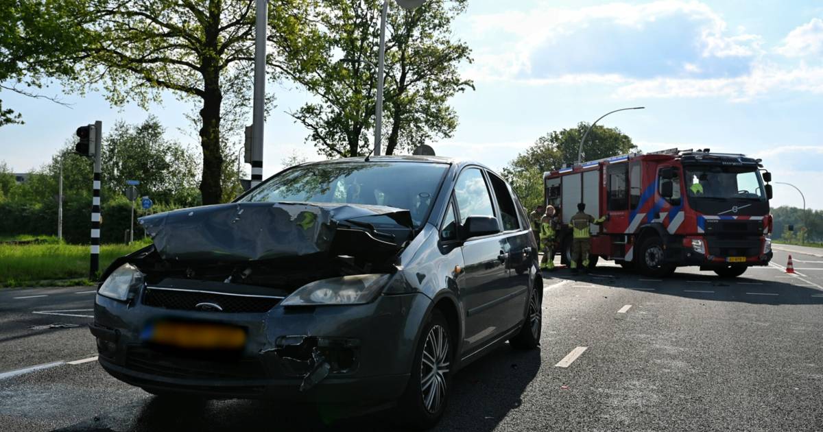 Twee automobilisten gewond bij kop-staartbotsing in Tilburg.