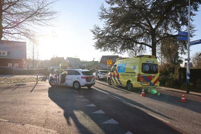 Fietsster (64) zwaargewond na aanrijding met auto in Hattem