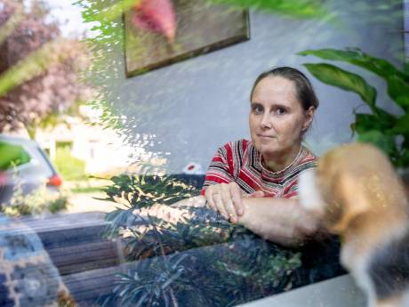 Nienke (49) was huisarts en stond midden in het leven, 
nu heeft ze een rolstoel en weet ze niet waar het eindigt 

