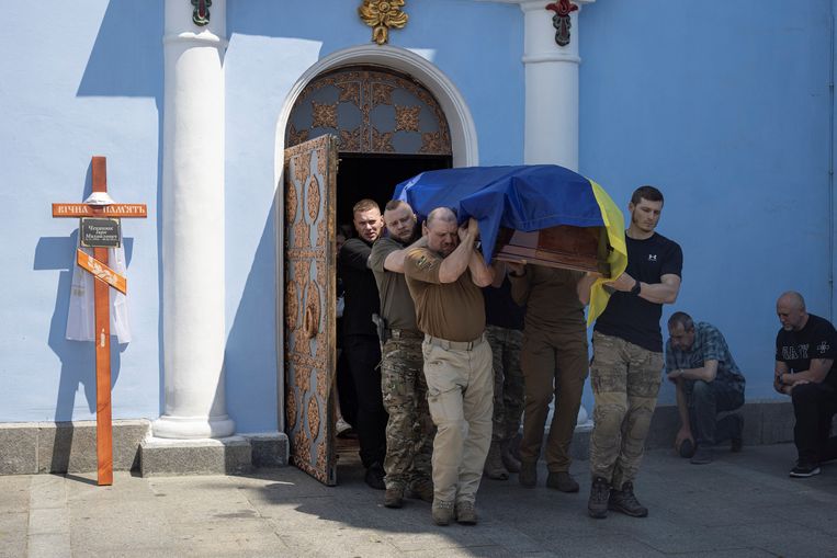 Begrafenis in Kiev van een Oekraïense militair die sneuvelde bij de gevechten om Severodonetsk.  Beeld REUTERS