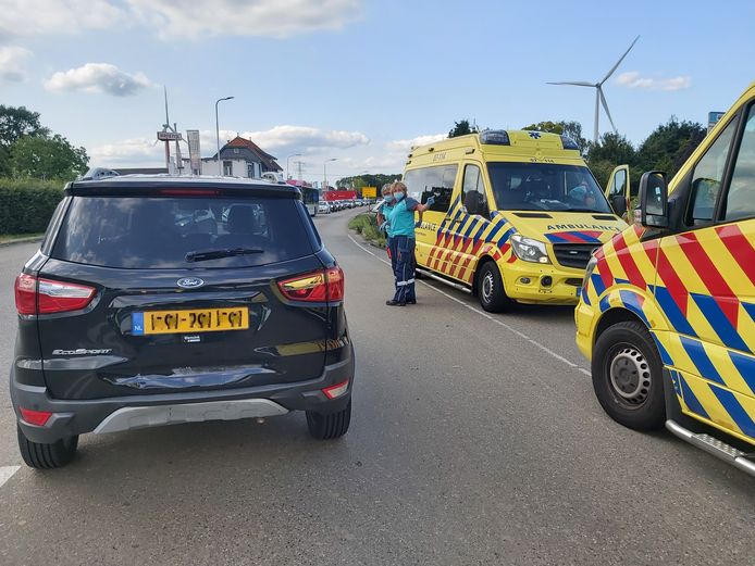 Een van de gehavende auto's uit de kettingbotsing in Nijmegen-Noord.