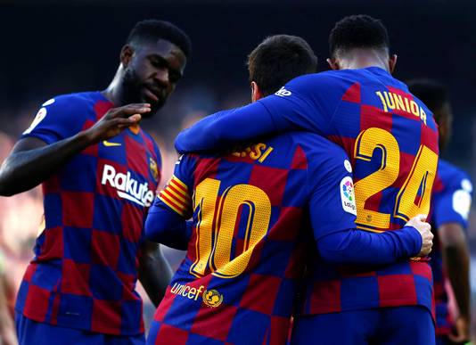 Samuel Umtiti, Lionel Messi en Junior Firpo vieren een treffer van FC Barcelona.