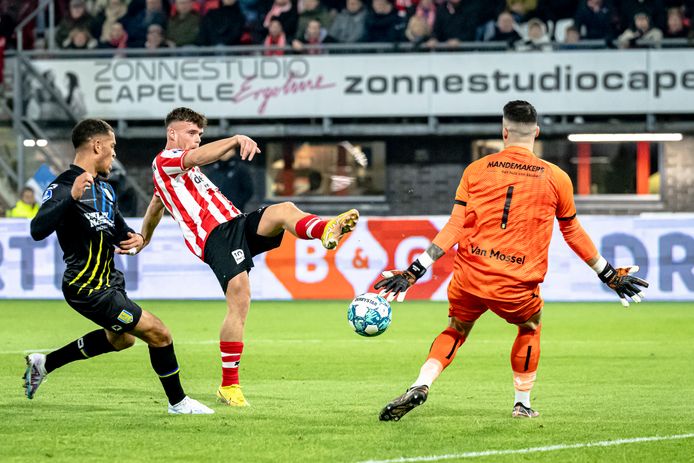 Vito van Crooij stuit op Etienne Vaessen.