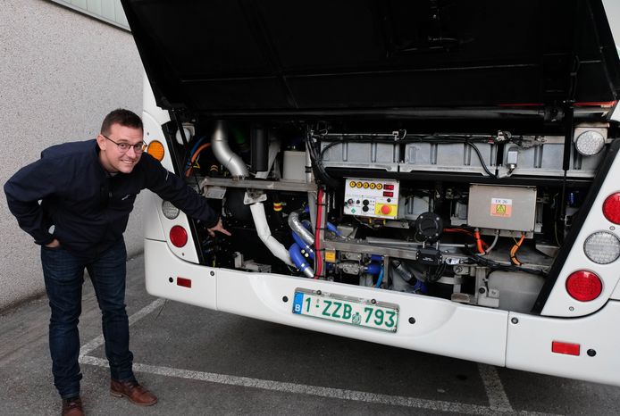 Van Hool stelde een water-stofbus voor