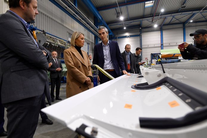 De Belgische defensieminister Ludivine Dedonder (PS) en CEO van Sonaca CEO Yves Delatte tijdens een bezoek aan de fabriek van het bedrijf in Gosselies (Charerloi).