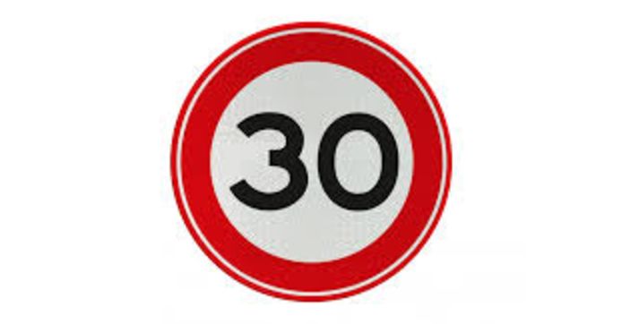 M.D. reed zowat 100 per uur in zone 30.