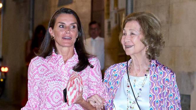 Waarom de schijnbaar onschuldige vakantiefoto's van koningin Letizia beroering veroorzaken