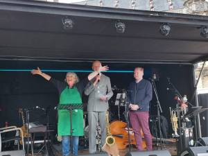 Burgemeester verrast ‘Miss Middelburg’ op een podium op de Markt