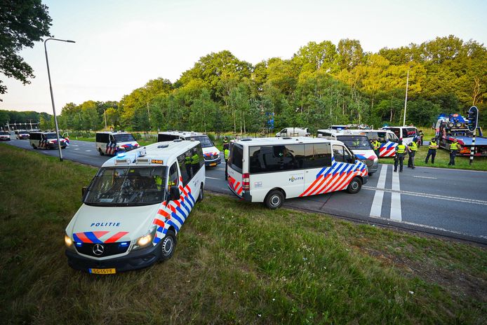 De politie heeft de toegang naar Apeldoorn vanaf de snelweg A1 afgesloten.