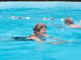 Doorgewinterde buitenzwemmers zijn blij dat ze weer kunnen zwemmen in het Lunterse Bosbad.