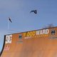 Jonge skateboarder maakt spectaculaire sprong
