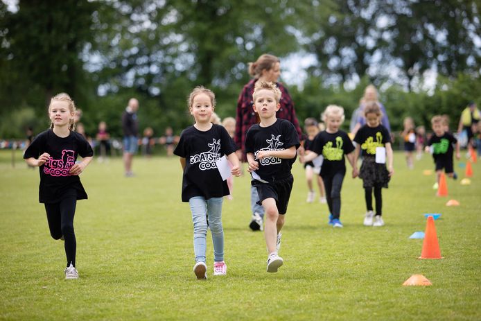 Alle 111 kinderen van basisschool d’n Opstap in Lage Mierde deden mee aan de sponsorloop.
