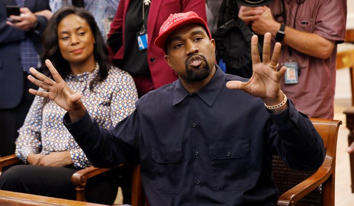 Kanye West was in het gezelschap van Monique Brown, echtgenote van de gepensioneerde American Football-speler Jim Brown.