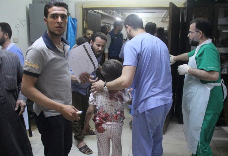 Een gewond meisje wordt binnengebracht in een ziekenhuis in Idlib. Beeld afp