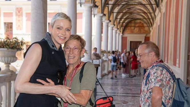 Prinses Charlene van Monaco verrast toeristen en gaat met brede glimlach op de foto