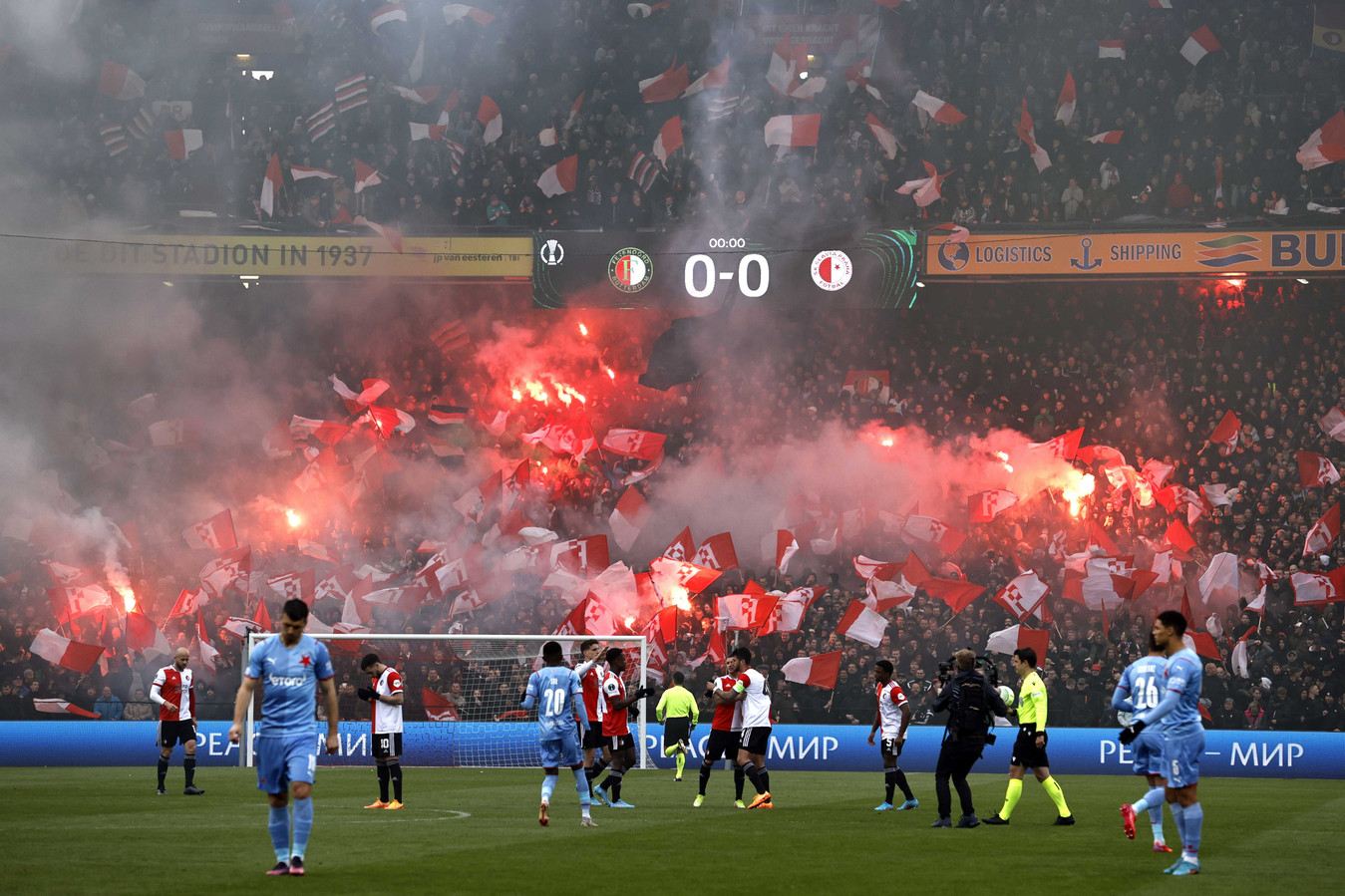 Feyenoords Vuurwerk De Live Cl Reacties Na Winst Feyenoord Dit Gaat Viral - 41yknqc
