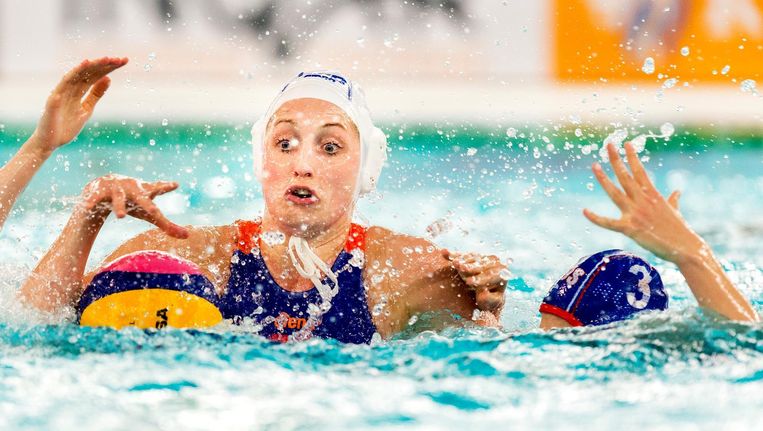Yasemin Smit in actie namens de Nederlandse waterpolosters Beeld ANP