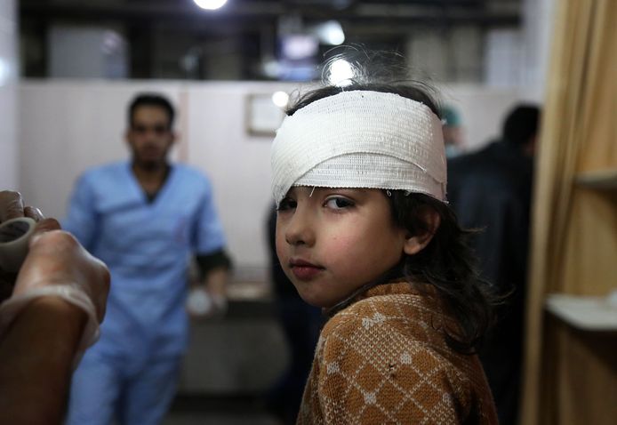 Een Syrisch meisje wordt verzorgd in het ziekenhuis na de bombardementen in Oost-Ghouta in februari 2018.