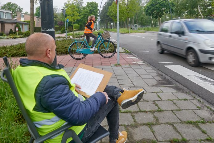 Op de kruising Mellesingel/Batenburglaan kijkt Maarten van Breugel hoe Femke Borsje haar praktische verkeersexamen doet.
