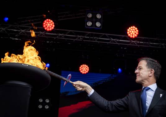 Premier Mark Rutte ontsteekt het Bevrijdingsvuur op het Bevrijdingsfestival Limburg. Het ontsteken van het vrijheidsvuur is het startsein voor alle activiteiten op Bevrijdingsdag.