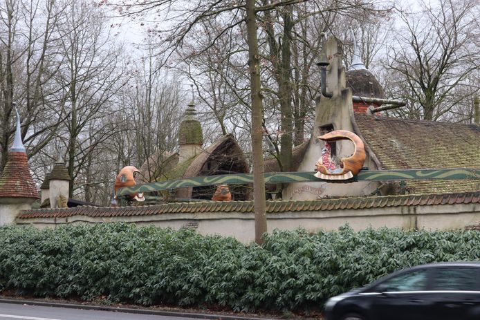 Alle attracties in de Efteling kwamen door de stroomstoring stil te staan. Ook passagiers van de slakken-monorail moesten uit hun benarde positie worden bevrijd.
