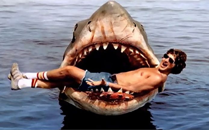 1975: regisseur Steven Spielberg in de bek van de haai Bruce tijdens de opnames van de film Jaws .