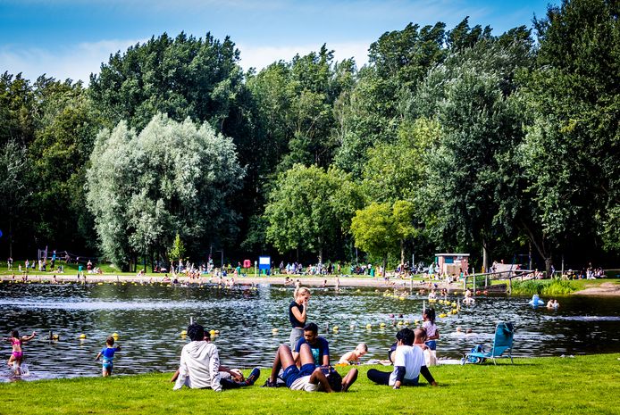 Mensen genieten van het laatste zomerweer tijdens de zomervakantie.