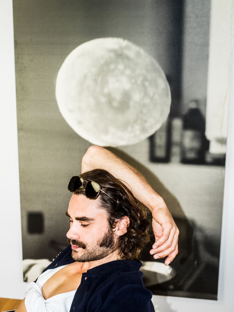 ‘Ik denk dat je in je leven ooit een klootzak geweest moet zijn. Dan weet je hoe verschrikkelijk het is om zo iemand te zijn en ben je het later niet (lachje). Ik ben nu een véél betere partner.’ Beeld Johan Jacobs
