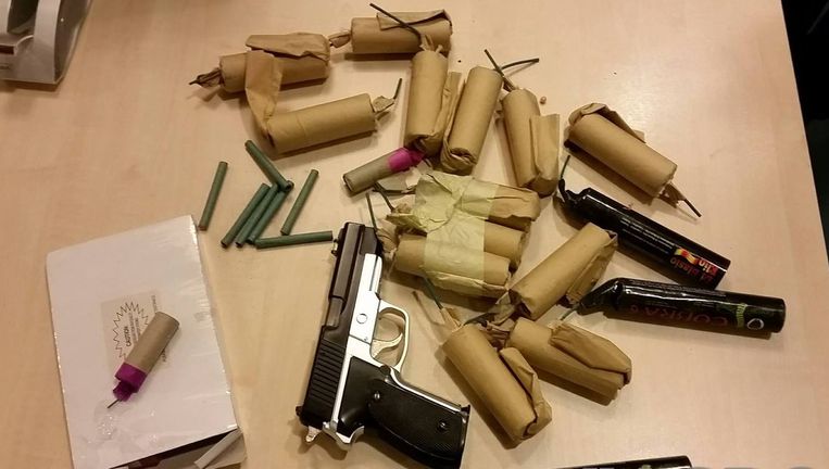 Whatsappgesprek Leidt Tot Inbeslagname Illegaal Vuurwerk En Nepwapen Het Parool