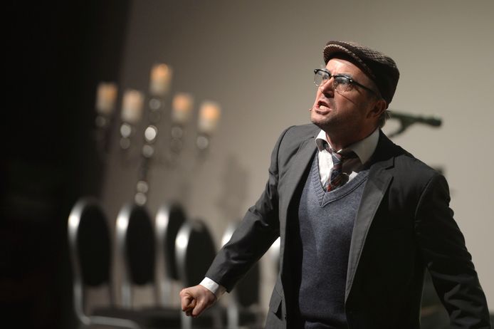 Helligen Hendrik (Bert Eeftink) windt zich op over sluiting van de theaters.