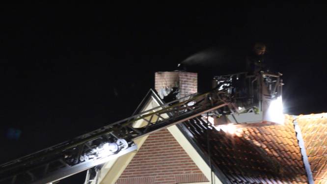 Vlammen uit het dak in Delden, brandweer rukt met meerdere voertuigen uit