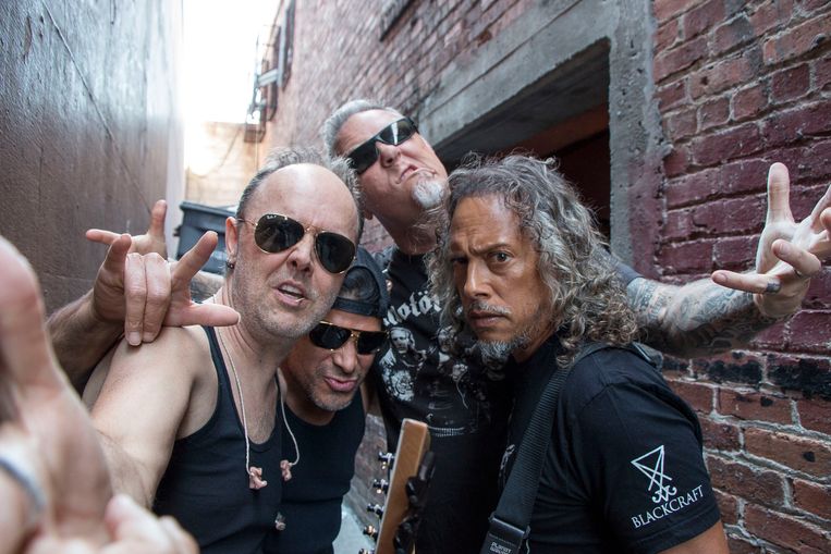 Lars Ulrich, Robert Trujillo, James Hetfield and Kirk Hammett van Metallica bij Rasputin Music op 16 april 2016 in Berkeley, California.  Beeld Getty 