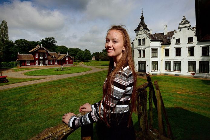 Kaylee Embregts (19) heeft op landgoed  Wouwse Plantage de film Lorre opgenomen, een fantasyfilm van 30 minuten als stageproject voor het Zoomvlietcollege.