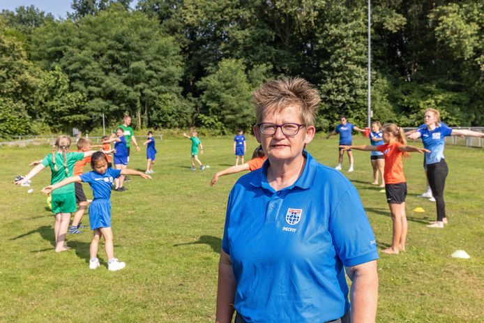 Coördinator Gea Luttels, met op de achtergrond kinderen die rek- en strekoefeningen doen tijdens de sportweek op de Pelikaan. De Dalfsense is er al sinds het begin bij betrokken.