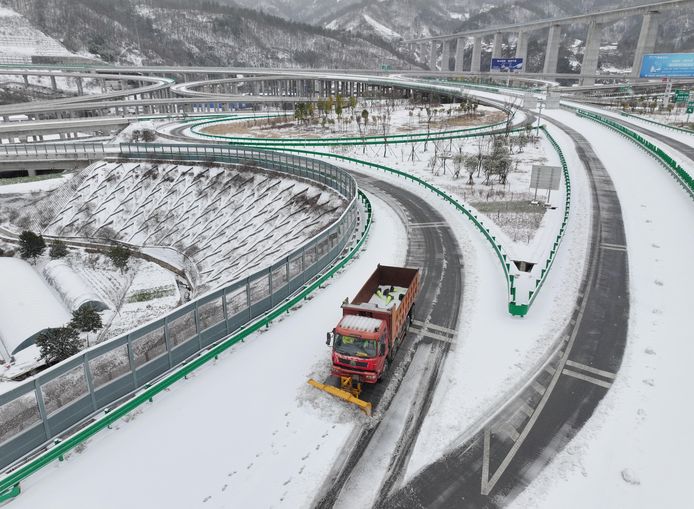 Honderden kilometers autostrade in China zijn volledig ondergesneeuwd.