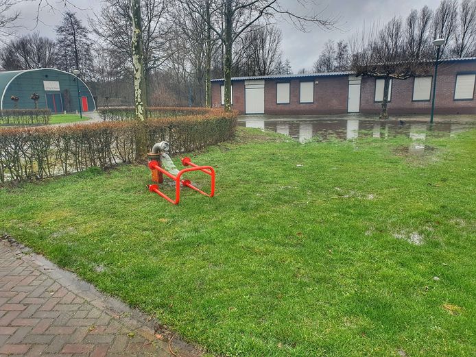 Op het plein aan de Bavoortseweg in Leusden is vanmiddag een lekkage ontstaan aan de brandkraan.