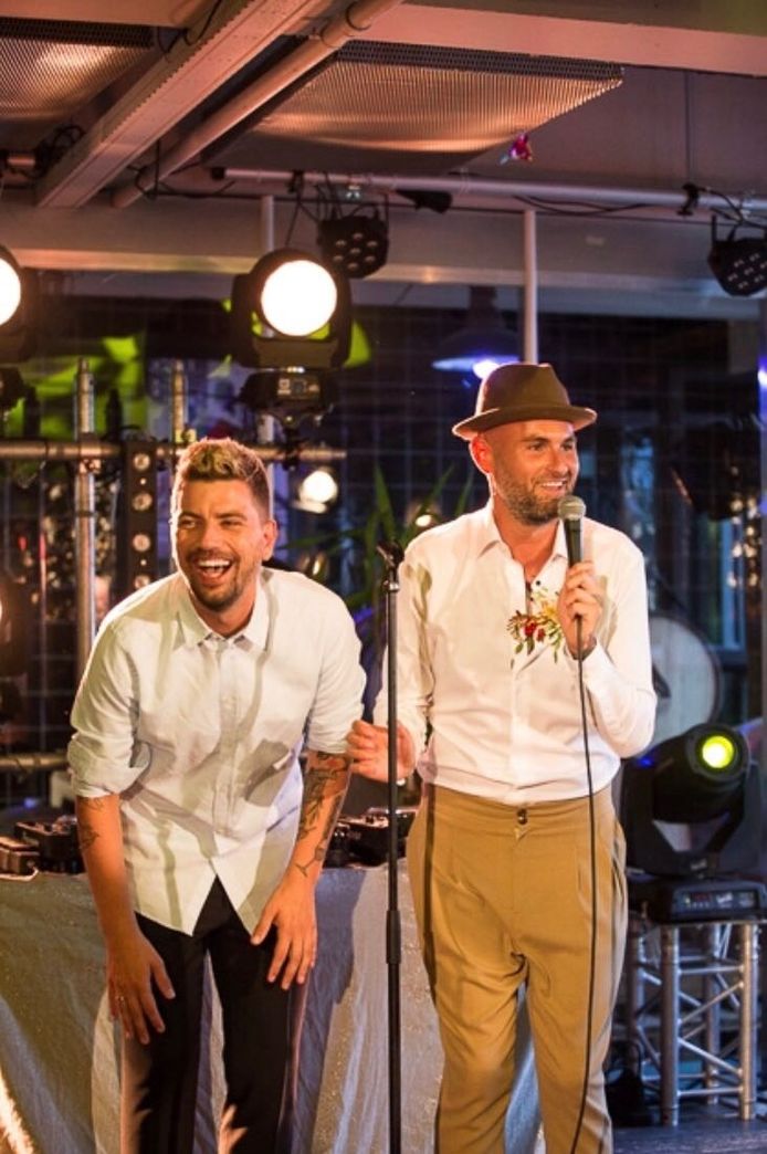 Johan (l) en Benny (r) Dek-Hölzken op 7 juli op hun huwelijksfeest.