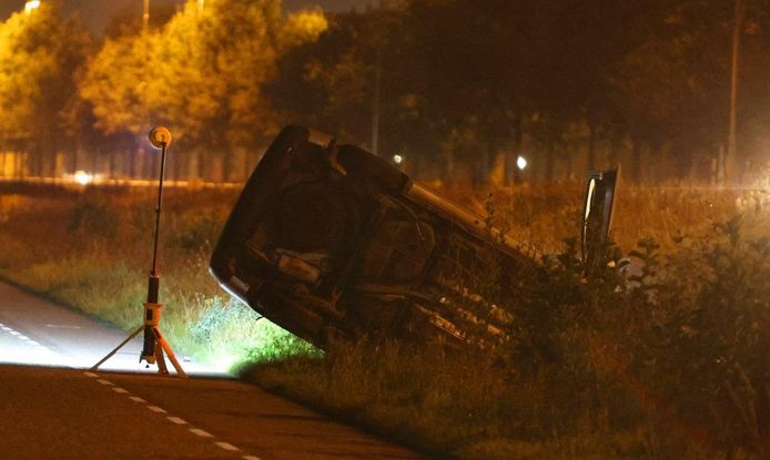 Een Opel Combo belandde in een greppel op de Rekken tussen Vinkel en Heesch. Iets eerder zou een fietser op dezelfde locatie zijn geraakt door een Mercedes Sprinter. De bestuurder reed door.