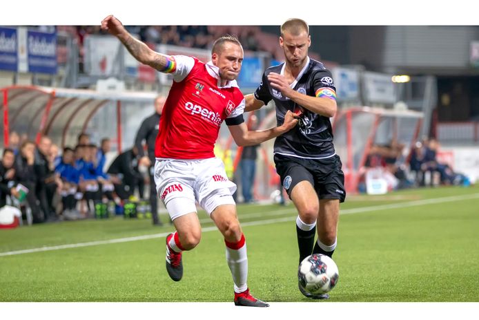 Aanvoerder Danny Verbeek houdt collega Ricardo Ippel af.