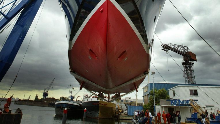 Zomer 2004. Een luxueus motorjacht wordt te water gelaten op de werf van Holland Jachtbouw aan de Baarthaven in Zaandam Beeld anp