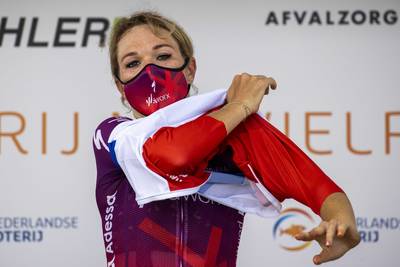 Nederlands wegkampioene Amy Pieters wordt in slaap gehouden nadat ze werd aangereden op training