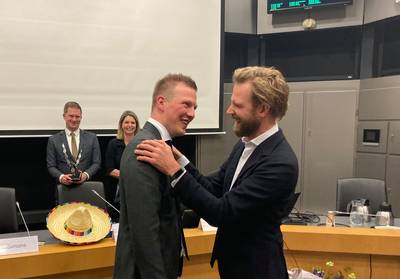 Minister Wiersma neemt een sombrero mee naar Made voor wethouder Simons: ‘Hij kan niet tegen de zon’