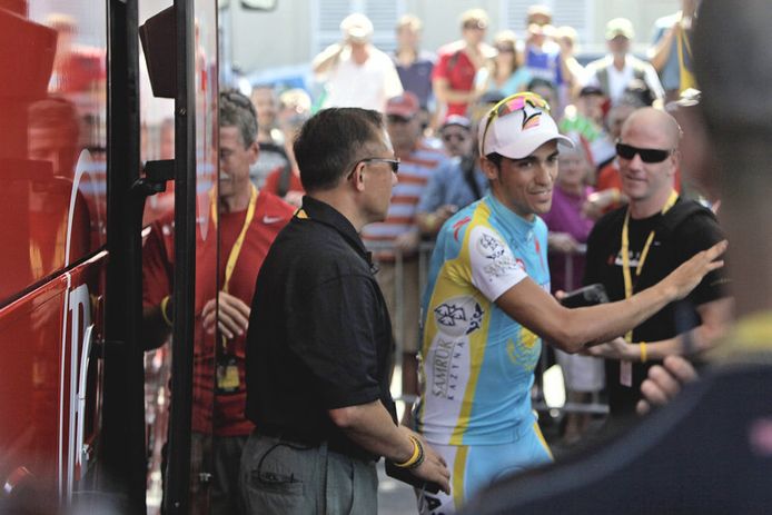 Alberto Contador, bij het verlaten van de teambus van RadioShack.