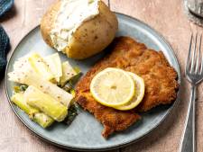 Wat Eten We Vandaag: Kalfsschnitzel met gepofte aardappel en prei