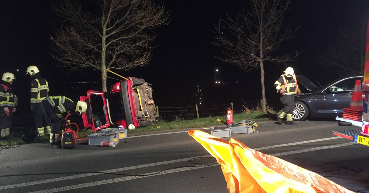 Zwaargewonde bij frontale aanrijding op Afsluitdijk Poederoijen | Rivierenland | gelderlander.nl - D