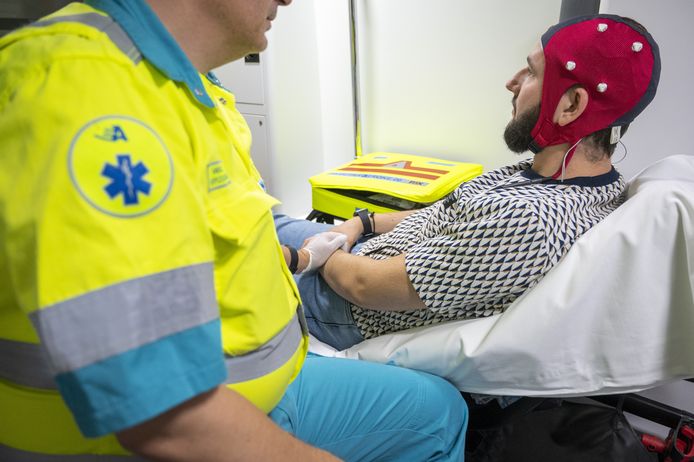 Medewerkers van Ambulance Amsterdam testen een mobiel EEG-apparaat met droge elektroden, waarmee al in de ambulance kan worden getest of er sprake is van een herseninfarct.