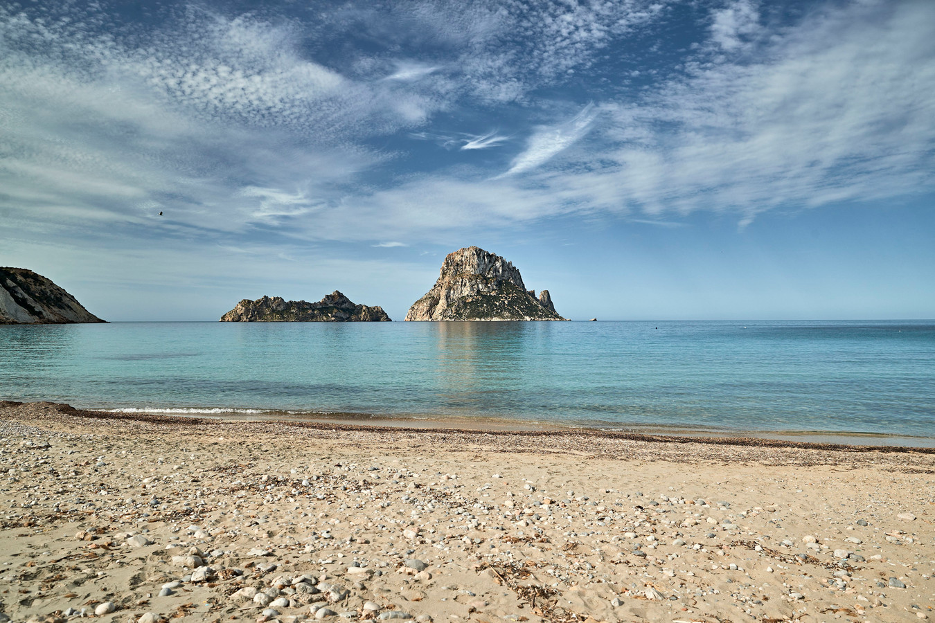 De beroemde stranden van Ibiza zullen de komende maanden ook weer door Nederlanders worden bezocht, nu het eiland een veilig reisadvies krijgt.