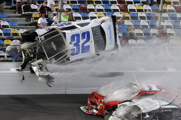 De auto van Kyle Larson wordt gelanceerd over de omheining tijdens de laatste ronde van de race in de NASCAR Nationwide Series. Beeld ap